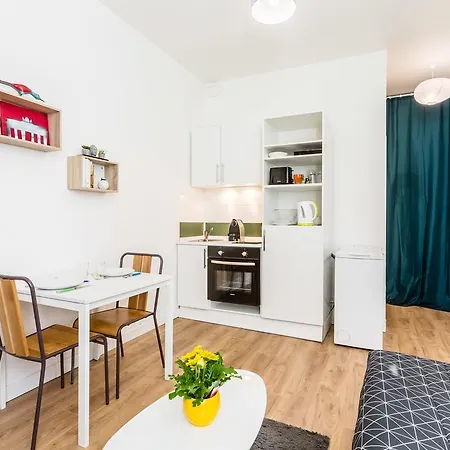 With A Courtyard In The Center Apartment *